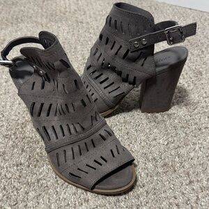 Size 7 Cutout Gray Block Heel Sandals